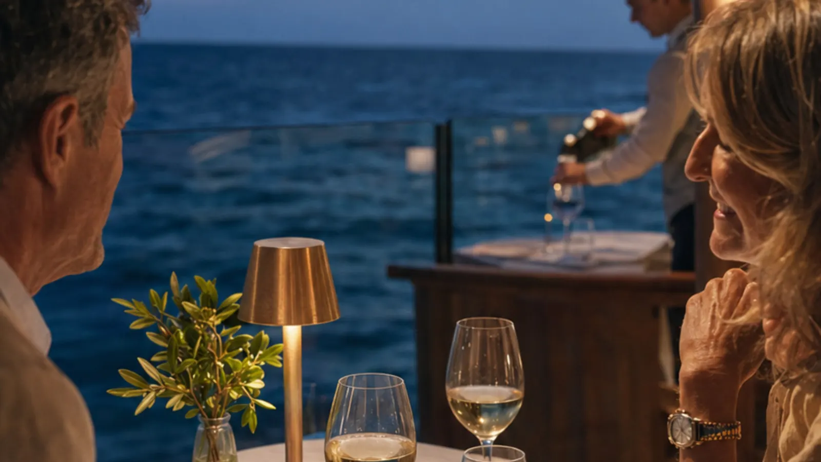 Assiette gastronomique élégante dressée face à la mer