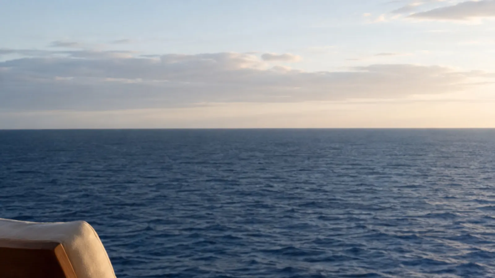 Sillage d’un navire sur l’Atlantique à l’heure bleue
