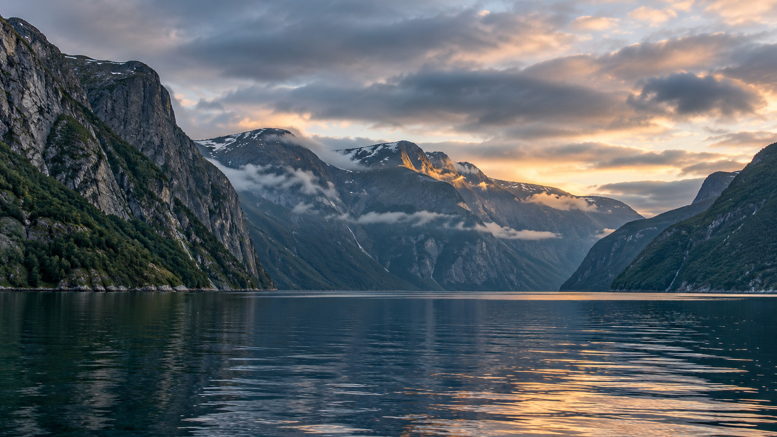 Paysage de fjord norvégien, visuel original d’ambiance sans lieu exact revendiqué