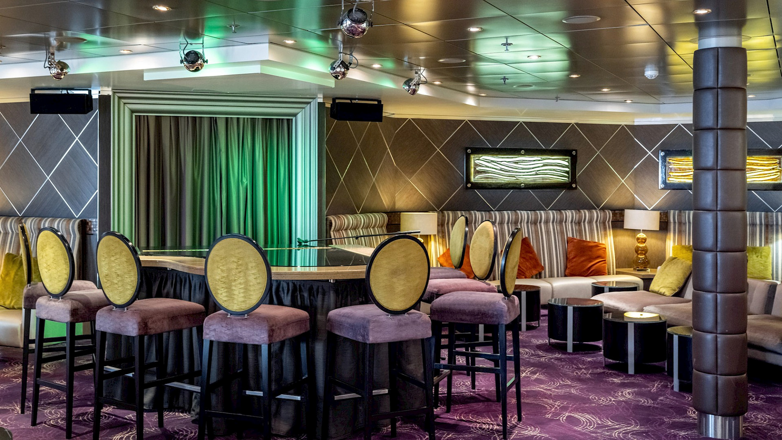 Salon La Réserve à bord de Renaissance pendant une traversée transatlantique