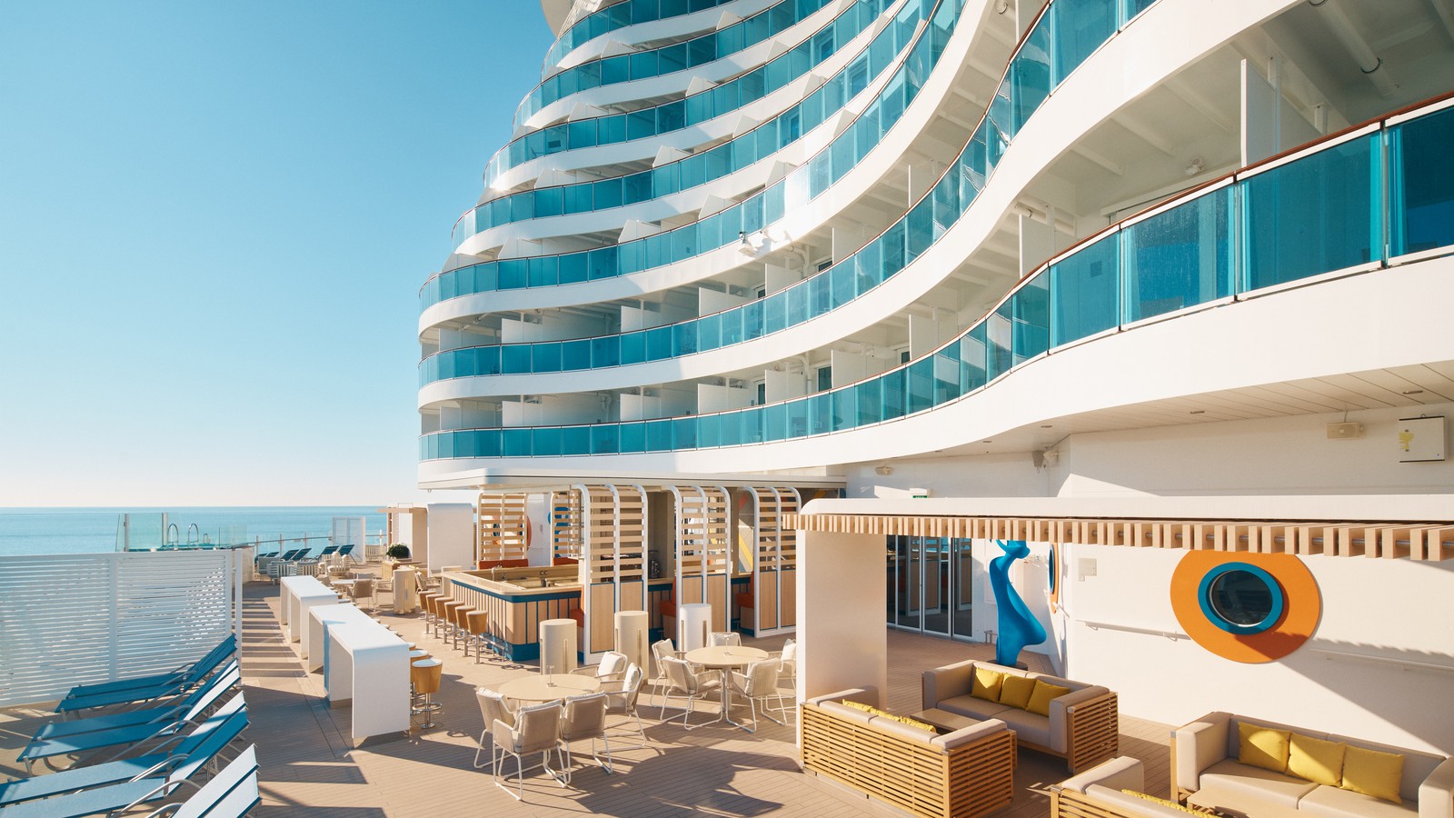 Terrazza Infinity et façade du Costa Toscana en journée