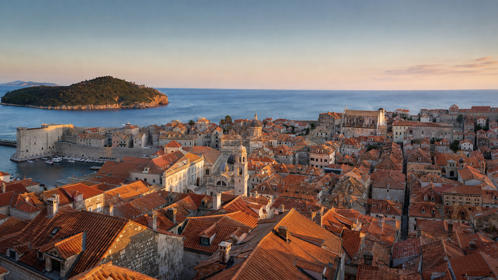 Vue panoramique au coucher du soleil sur les toits de tuiles de la vieille ville de Dubrovnik et l'île de Lokrum