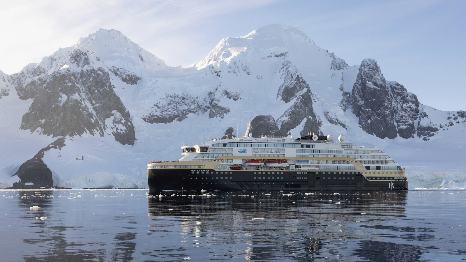 MS Fridtjof Nansen en Antarctique, photographie officielle HX