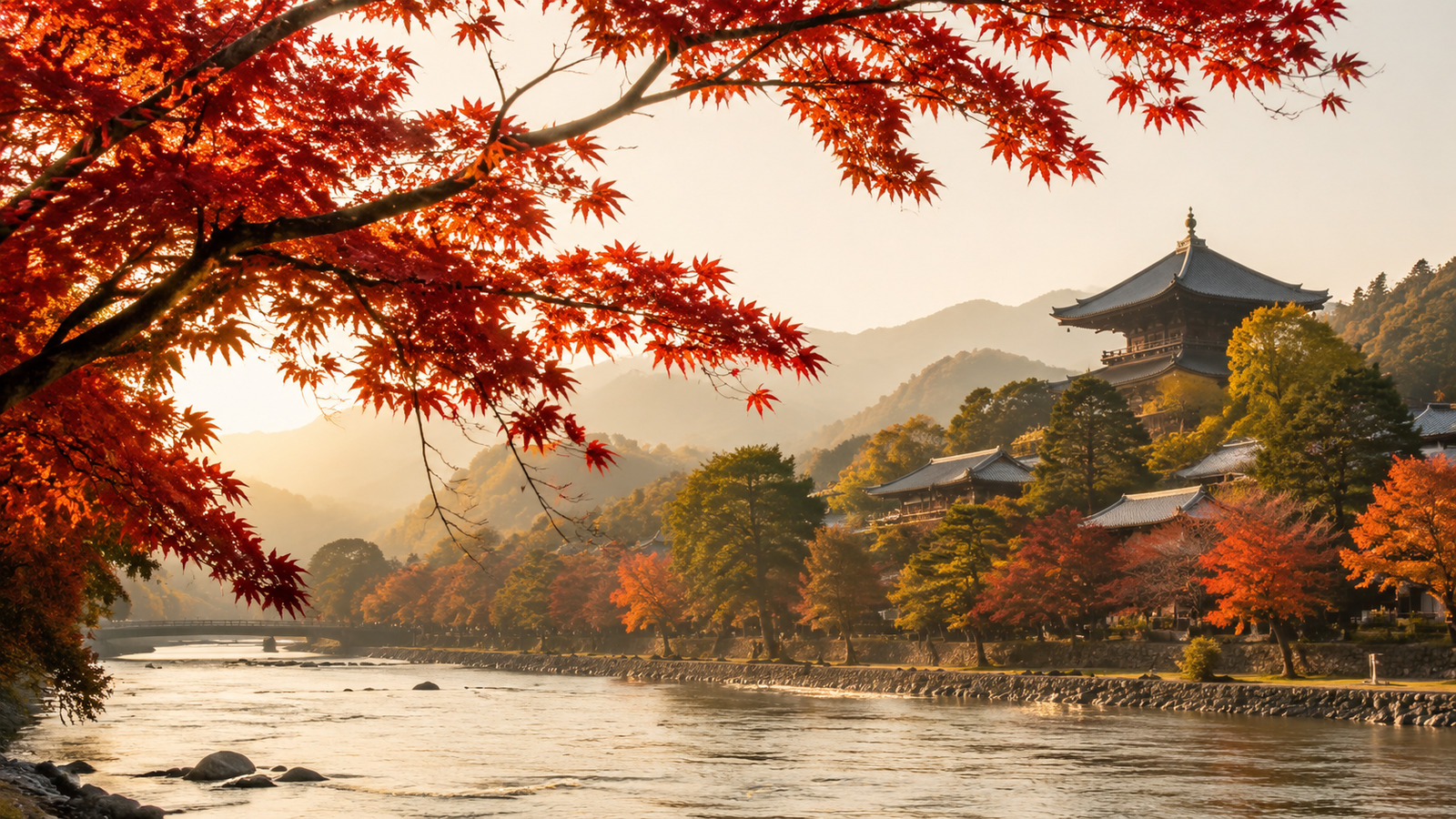 Érables japonais aux feuillages rouges et orangés en automne devant un paysage de montagne