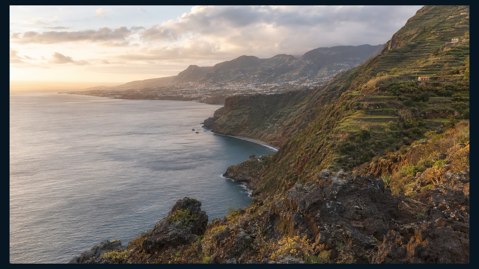 Côte volcanique de Madère au coucher du soleil, falaises et villages accrochés à la montagne