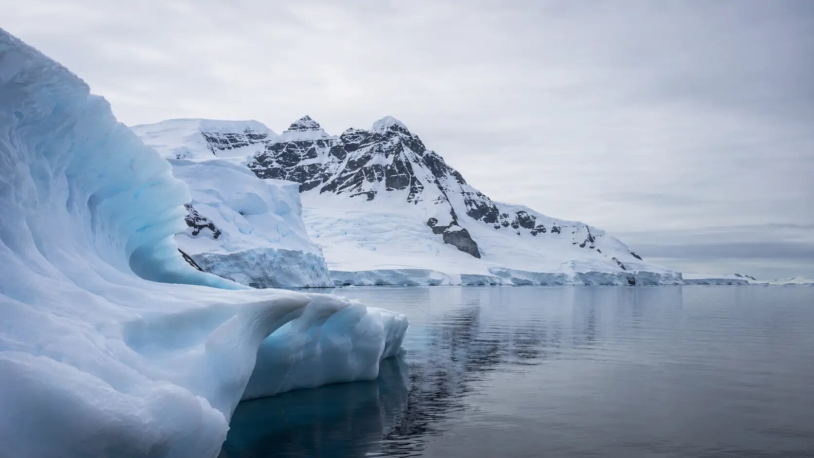 Iceberg, glacier et montagnes de la péninsule Antarctique