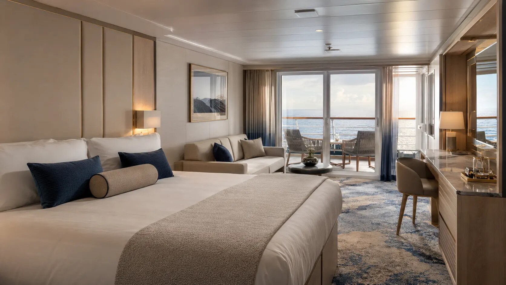 Cabine de croisière premium avec balcon privé et vue sur la mer