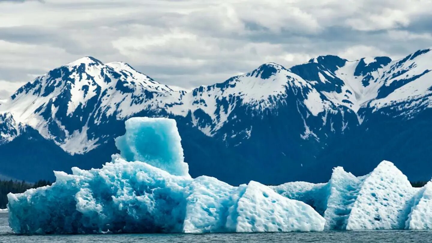 Iceberg et montagnes enneigées en Alaska, destination du Star Seeker