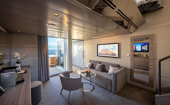 Salon de la suite Duplex avec bain à remous de MSC World Europa, photographie officielle MSC Cruises