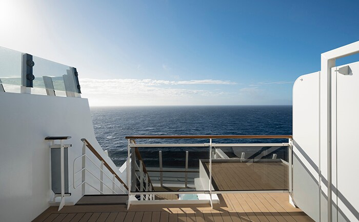 Terrasse de la suite Duplex avec bain à remous de MSC World Europa, photographie officielle MSC Cruises