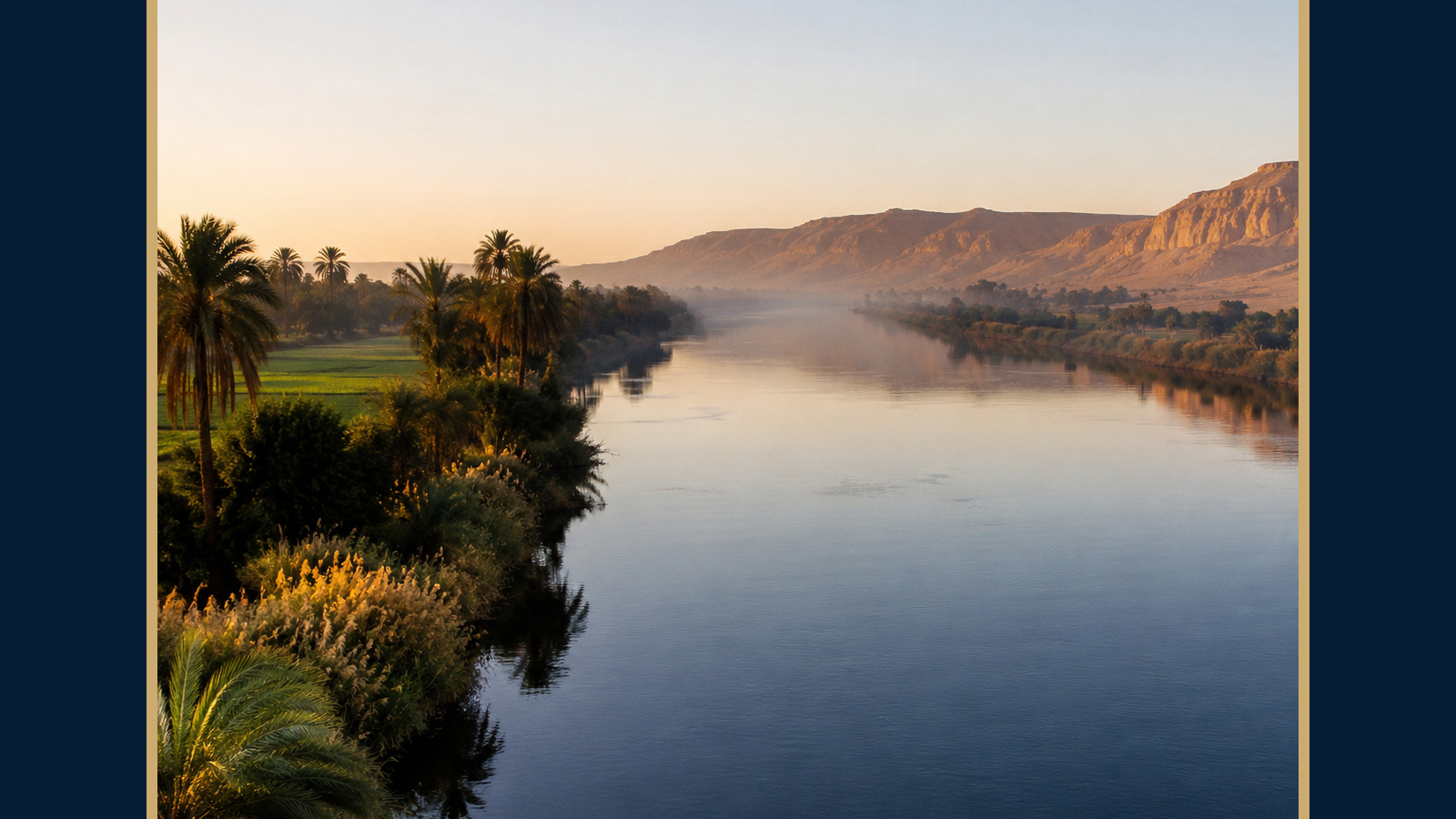 Le Nil entre rives cultivées et désert sous la lumière dorée du matin