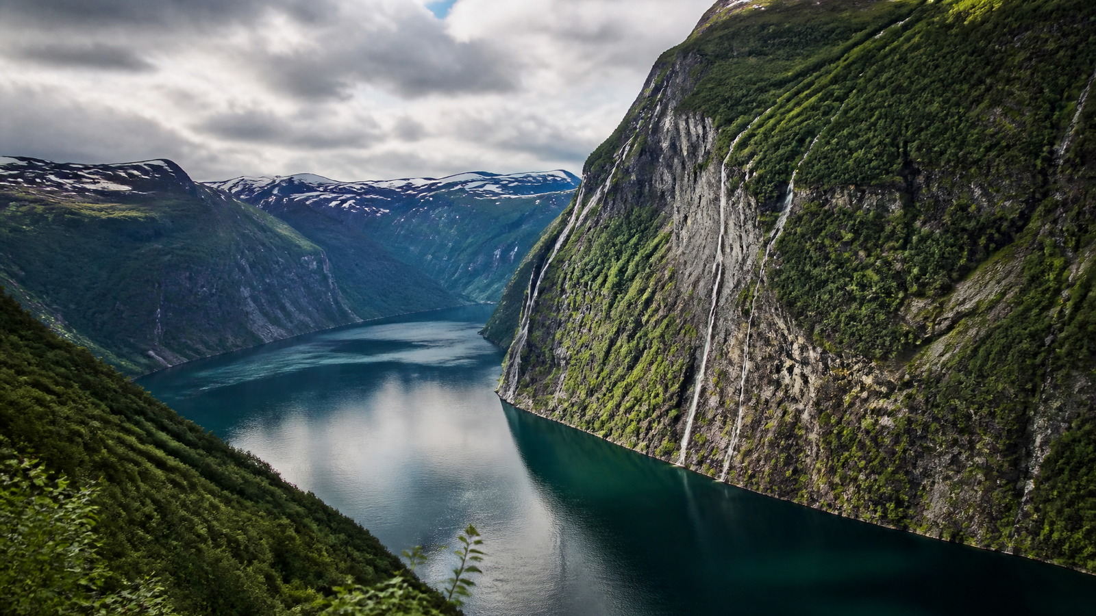 Parois abruptes et cascades d'un fjord norvégien vues depuis l'eau