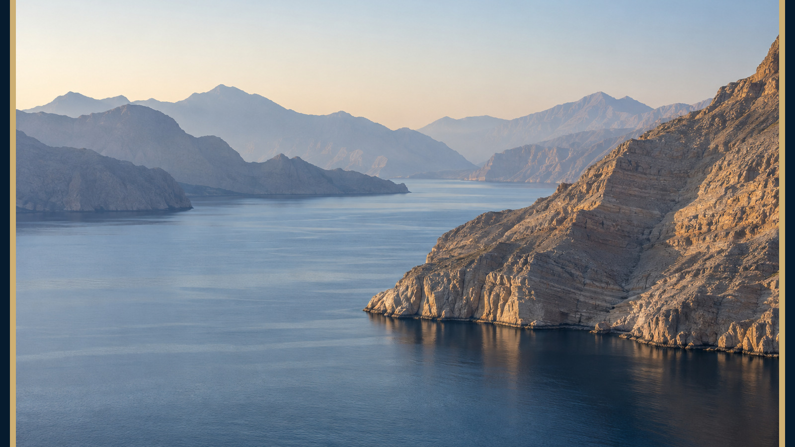 Khor du Musandam entre mer calme et montagnes calcaires à Oman