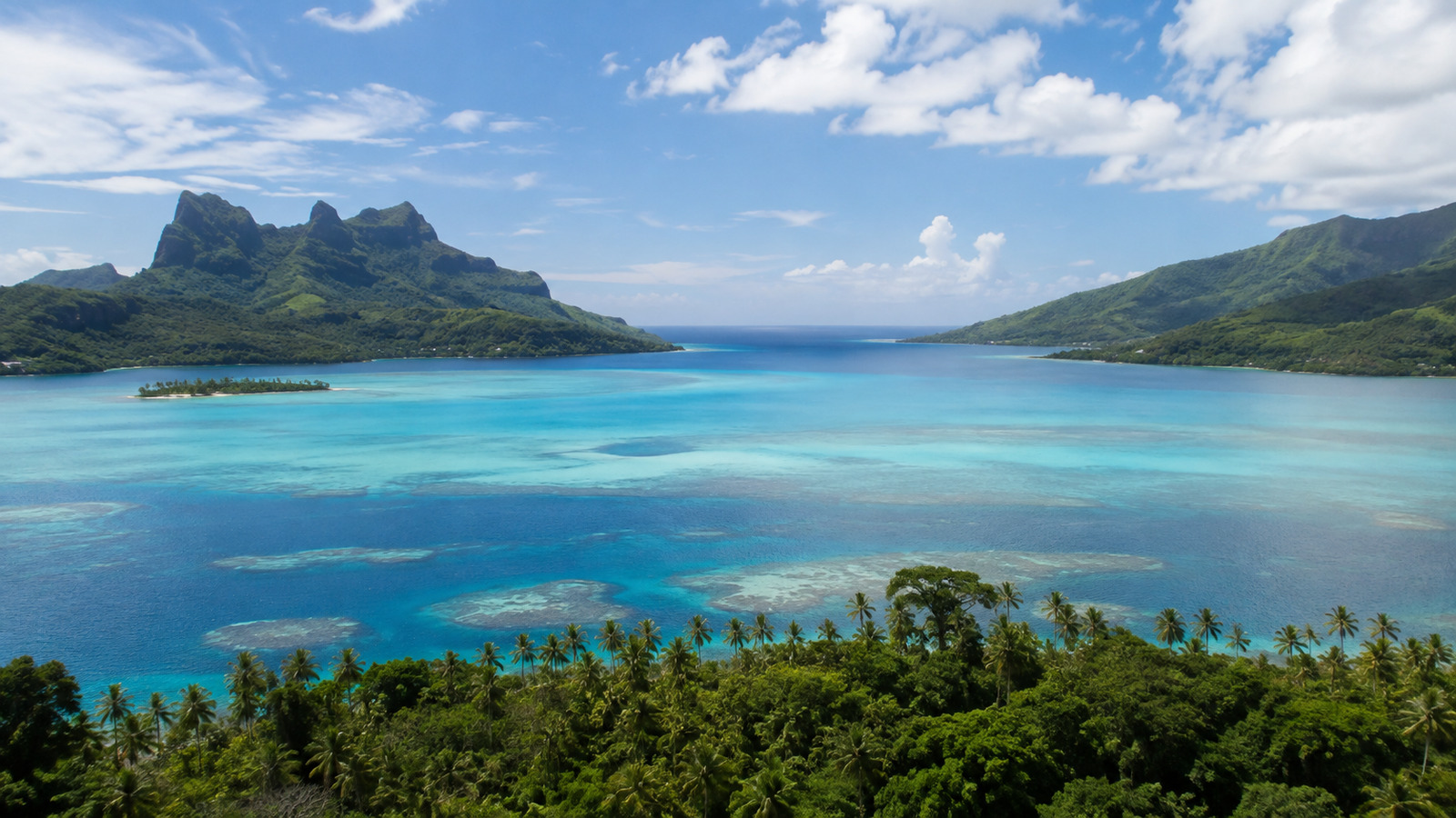 Lagon turquoise et reliefs volcaniques d'une île de la Société, en Polynésie française