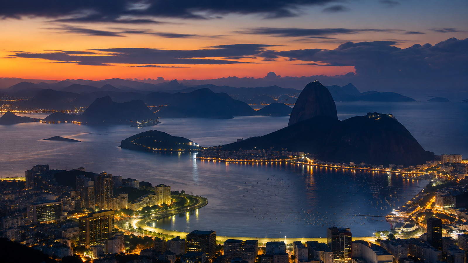 Baie de Guanabara et Pain de Sucre au crépuscule, vus depuis les hauteurs de Rio de Janeiro