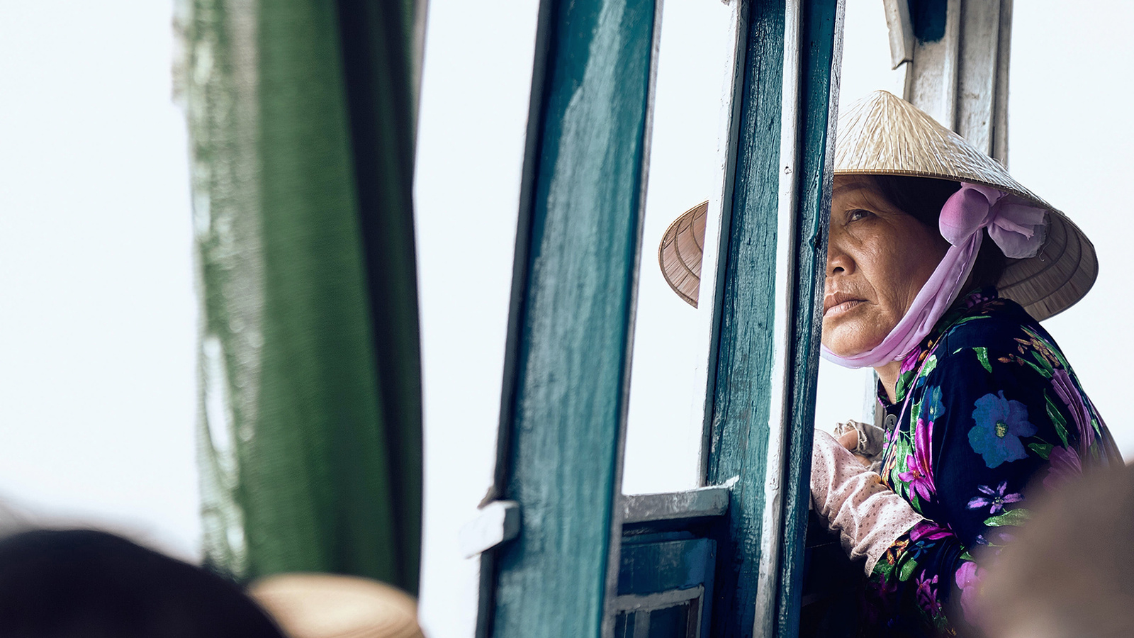 Voyageuse observant le Mékong, couverture de la croisière Rivages du Monde de Saïgon à Angkor