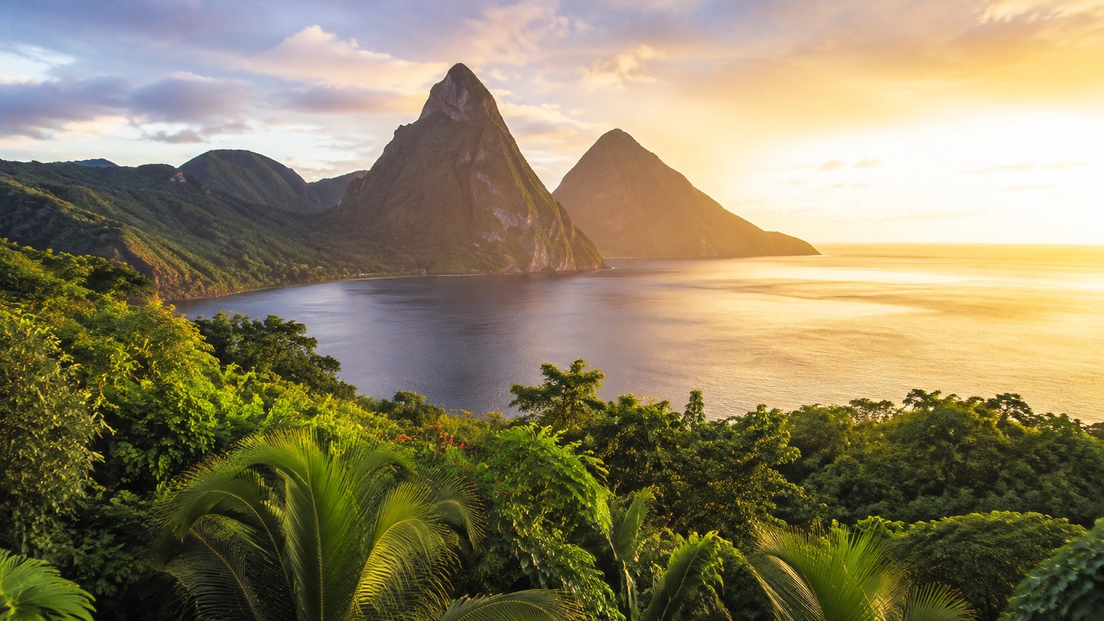Gros Piton et Petit Piton vus depuis les hauteurs de Soufrière, à Sainte-Lucie, au coucher du soleil